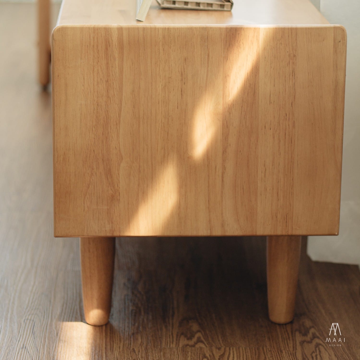 ชั้นวางทีวีไม้ยางพารา MAAI DESIGN รุ่น SAIDO M สีโอ๊ค_2